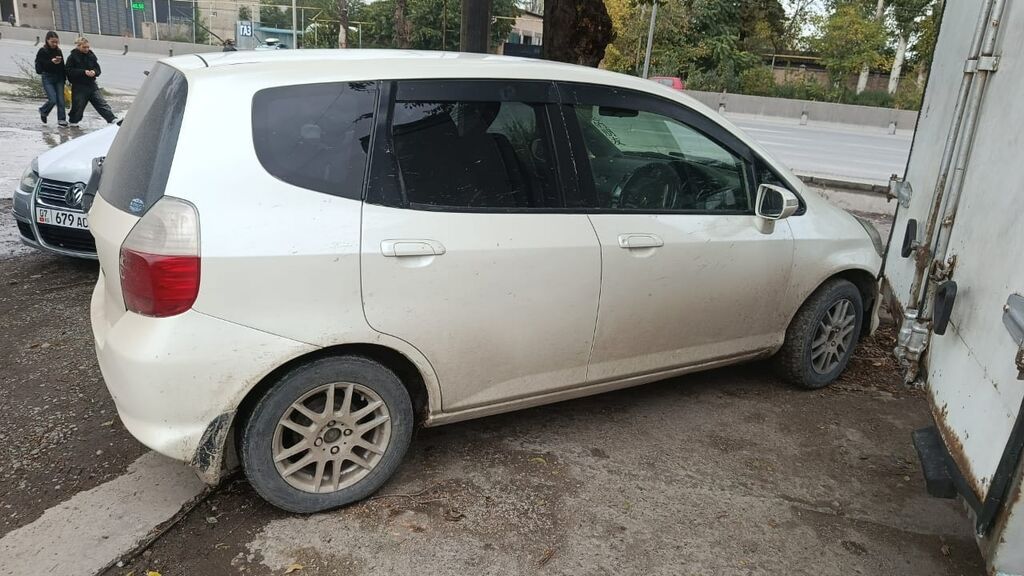 Honda Fit: 2004 г., 1.5 л, Хэтчбэк: фото 2