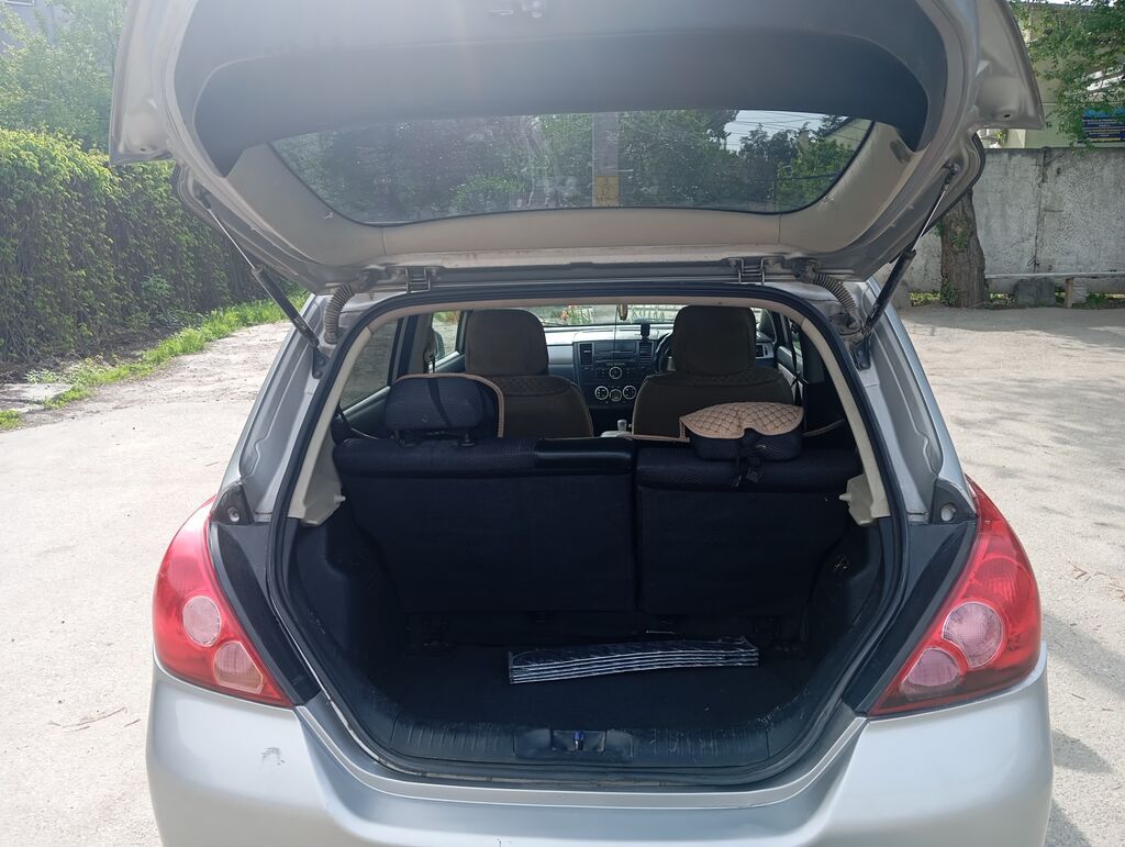 Nissan Tiida: 2004 г., Автомат, Бензин, Хэтчбэк: фото 6