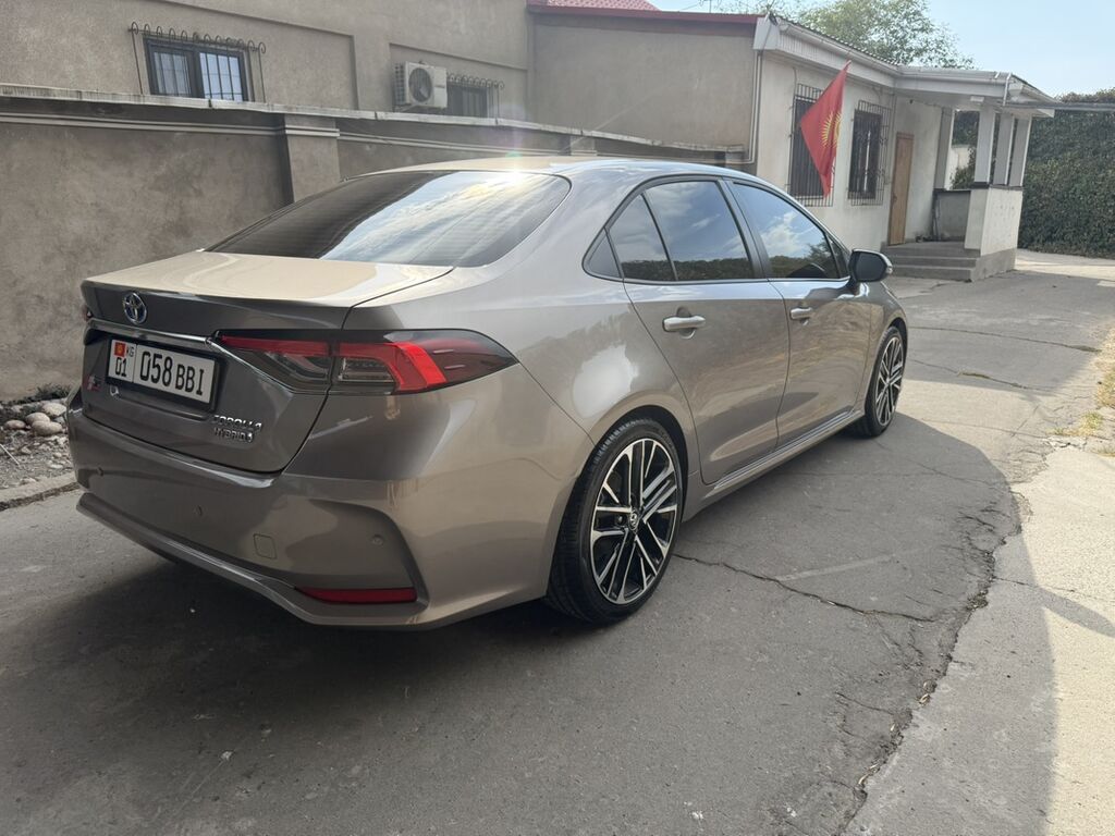 Toyota Corolla: 2021 г., 1.8 л, Автомат, Гибрид, Седан: фото 6