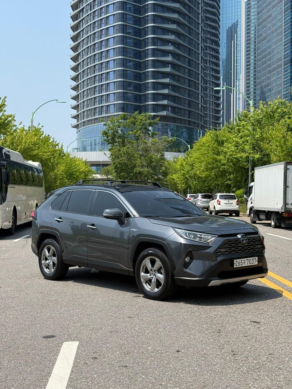 Toyota RAV4: 2021 г., 2.5 л, Автомат, Гибрид, Кроссовер — фото 3