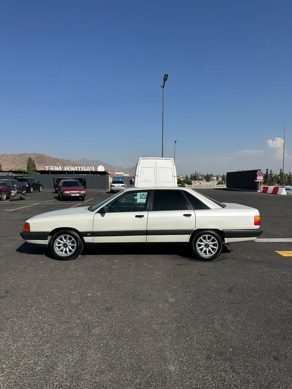 Audi 100: 1988 г., 0.2 л, Механика, Бензин, Седан: фото 3