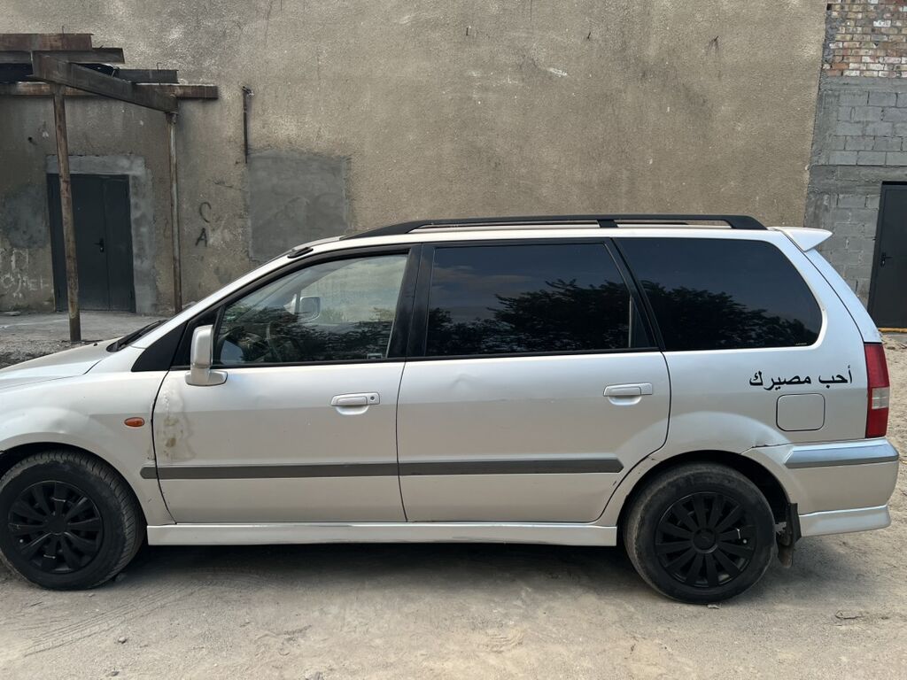 Mitsubishi Space Wagon: 2000 г., 2.4 л, Механика, Бензин, Универсал: фото 3