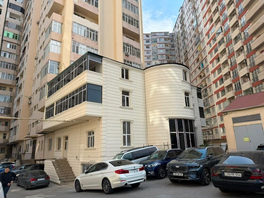 Yasamal rayonunda, 20 Yanvar metrosunun yaxınlığında, sıx yaşayış