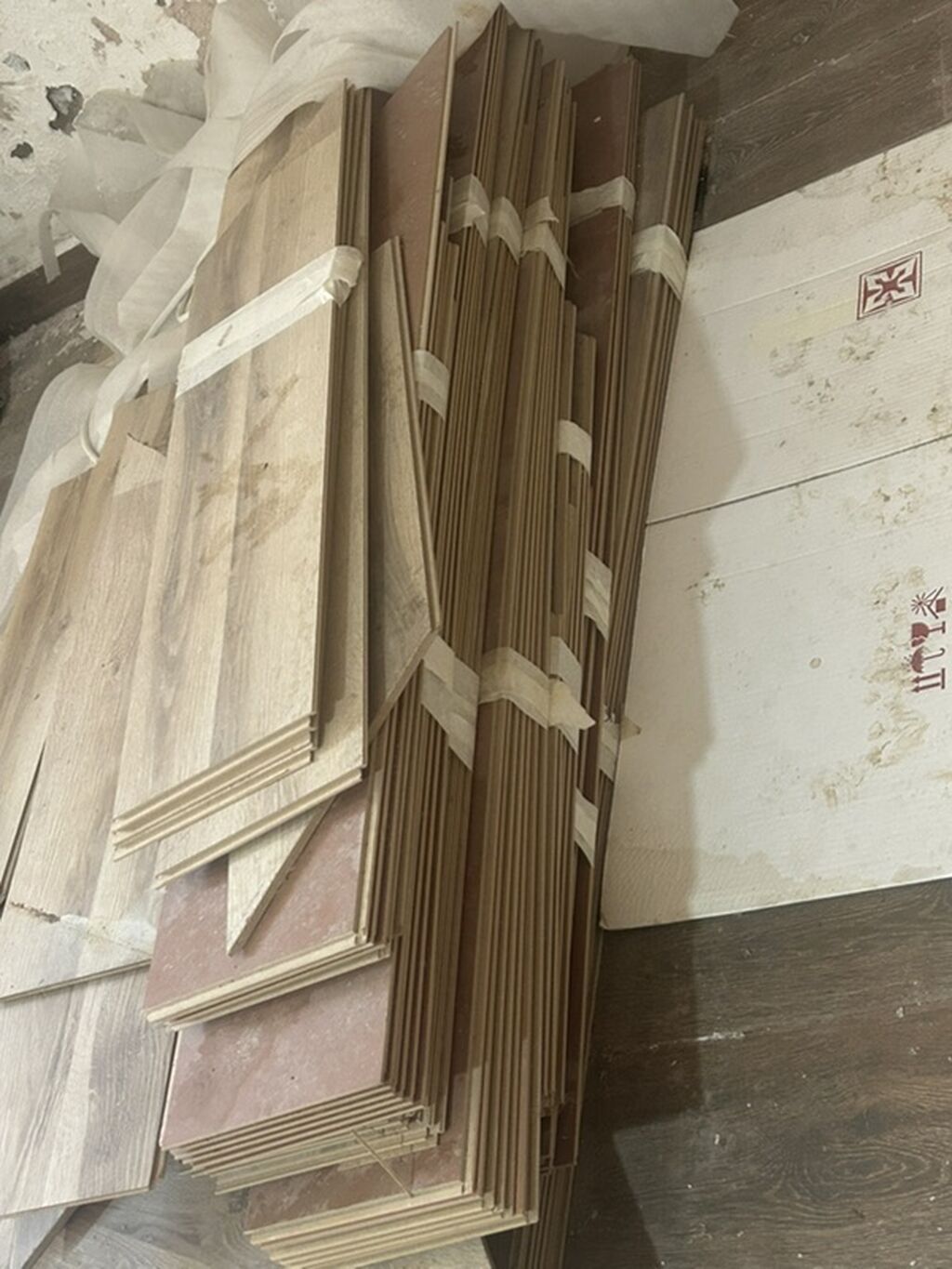 20 m² laminat — ümumi bu qiymətə! Cəmi 2 ay istifadə olunub, dəhlizin
