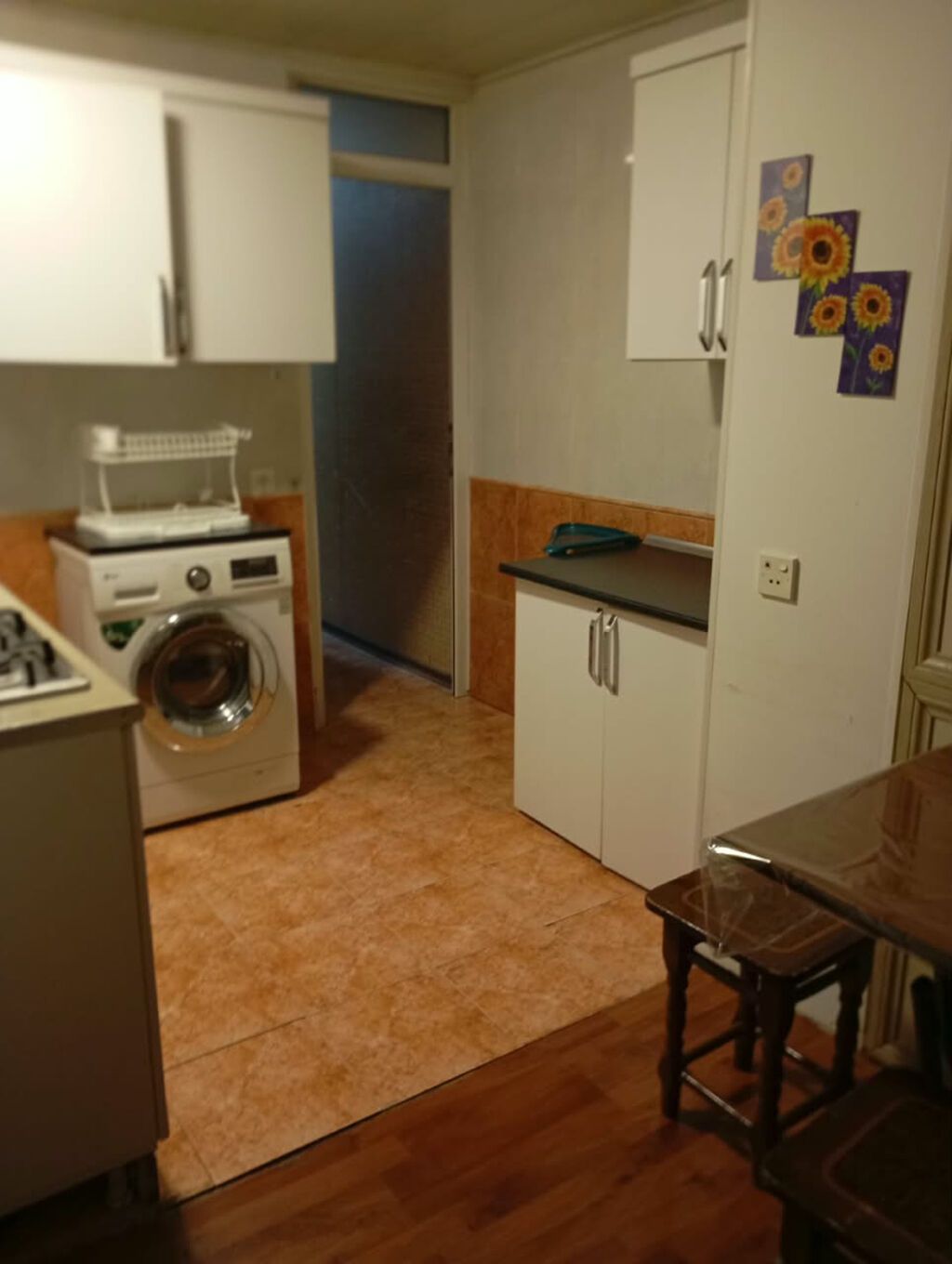 Tam mebelli və texnikalı mənzil kirayə verilir. Geniş qonaq otağı