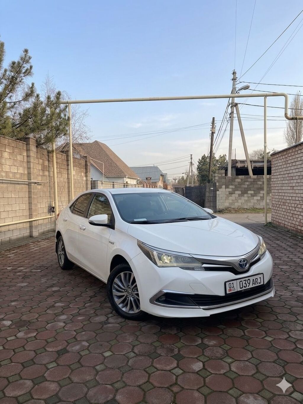 Toyota Corolla: 2019 г., 1.8 л, Вариатор, Гибрид, Седан: фото 1
