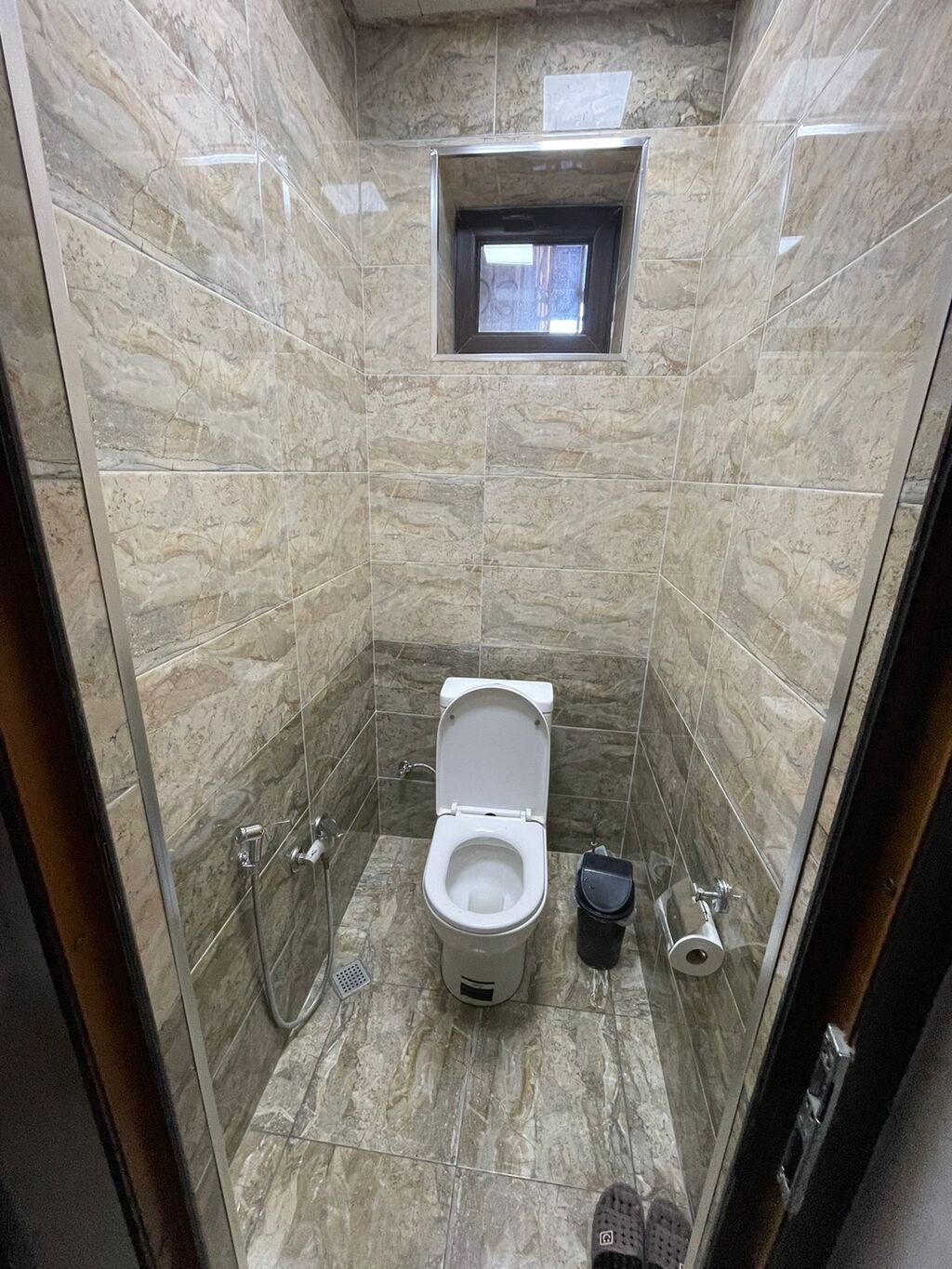2 mərtəbəli fərdi yaşayış evi. Evin fasadı müasir üslubda işlənib
