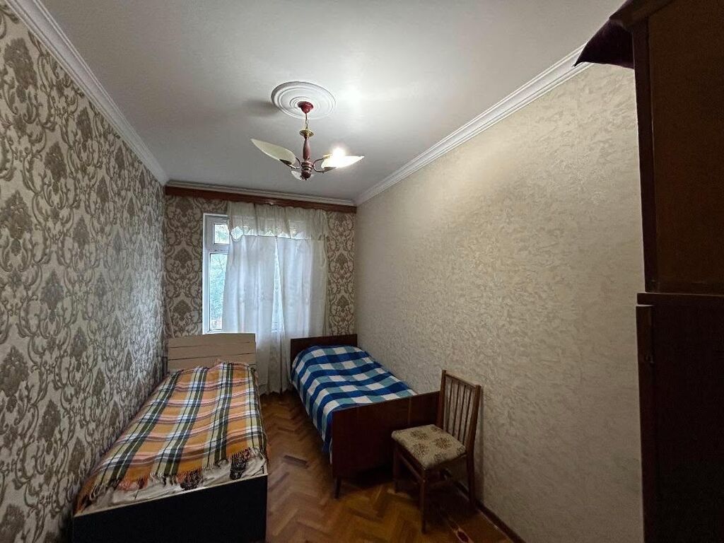 20 Yanvarda metroya 3- 4 dəqiqəlik məsafədə yerləşən 3 otaqlı evə 2
