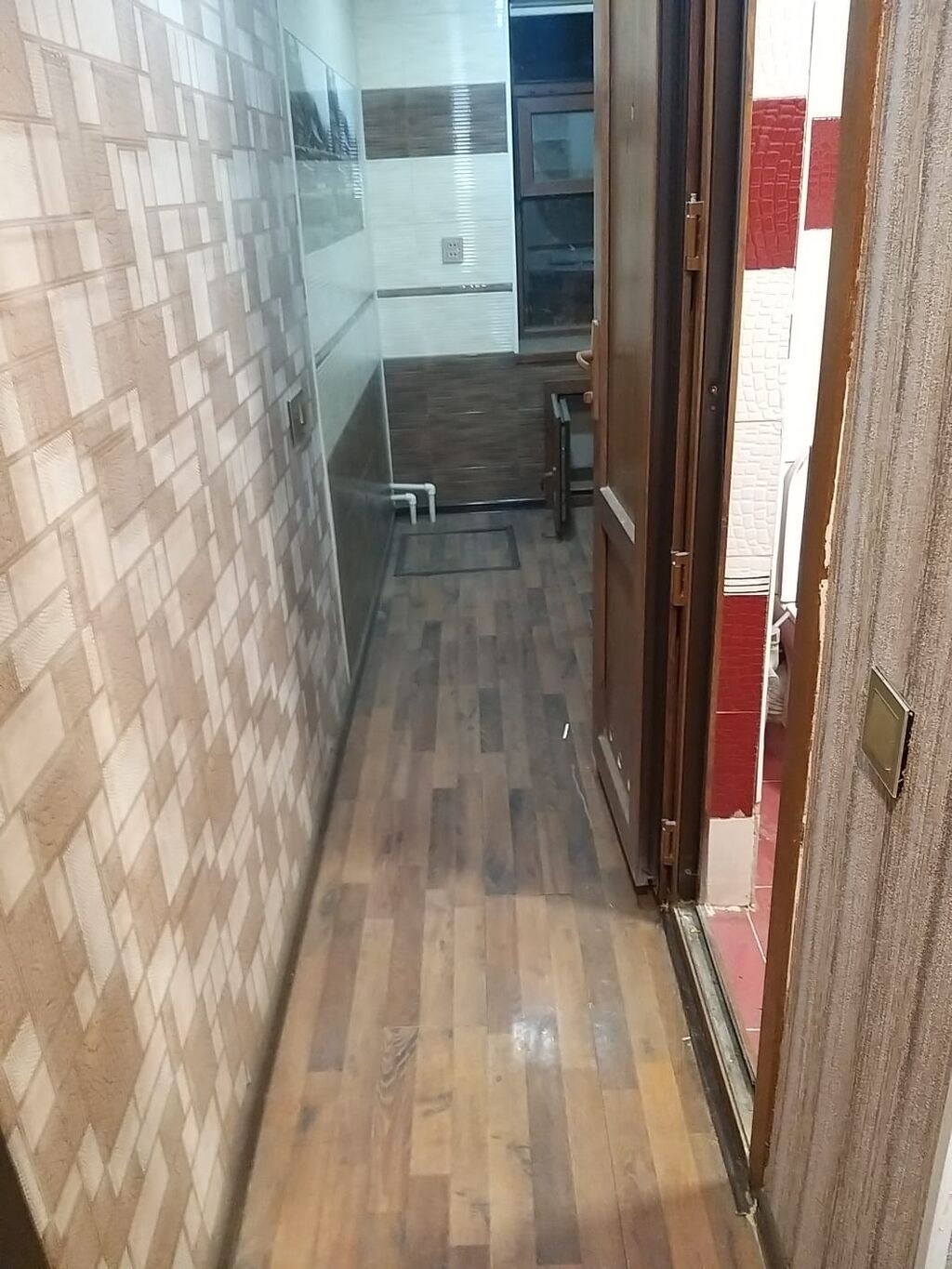 Azadliq prospekti metrosundan 10 deqiqelik mesafede 99 sayli mektebin