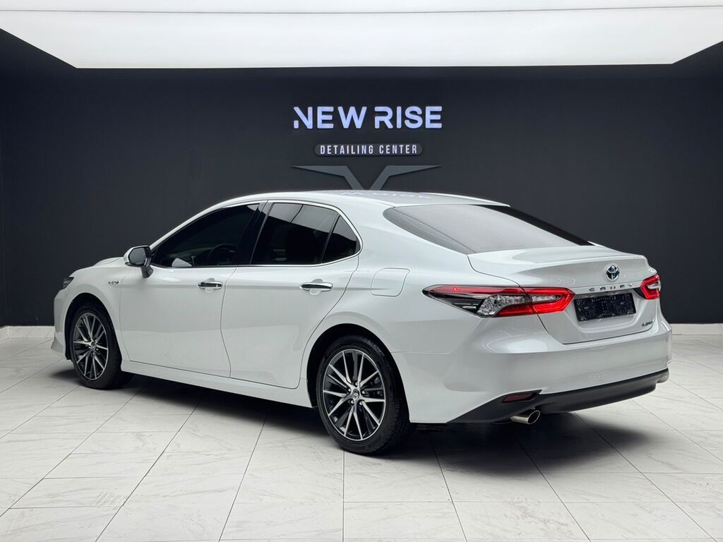 Toyota Camry: 2023 г., 2.5 л, Автомат, Гибрид, Седан: фото 3