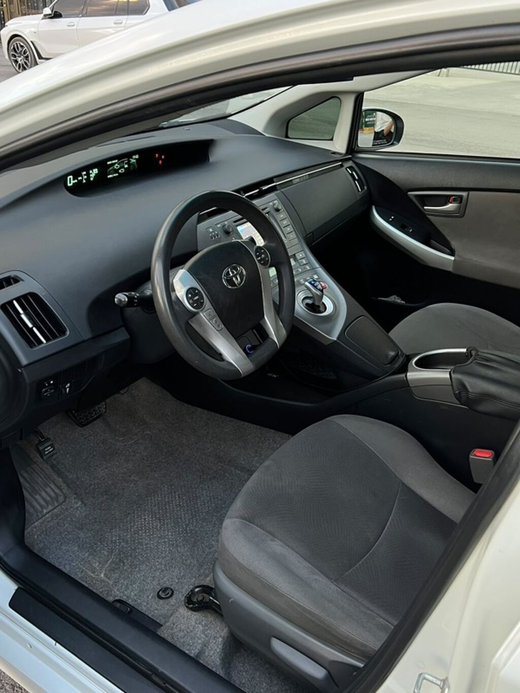 Toyota Prius: 2015 г., 1.8 л, Автомат, Гибрид, Хэтчбэк: фото 8