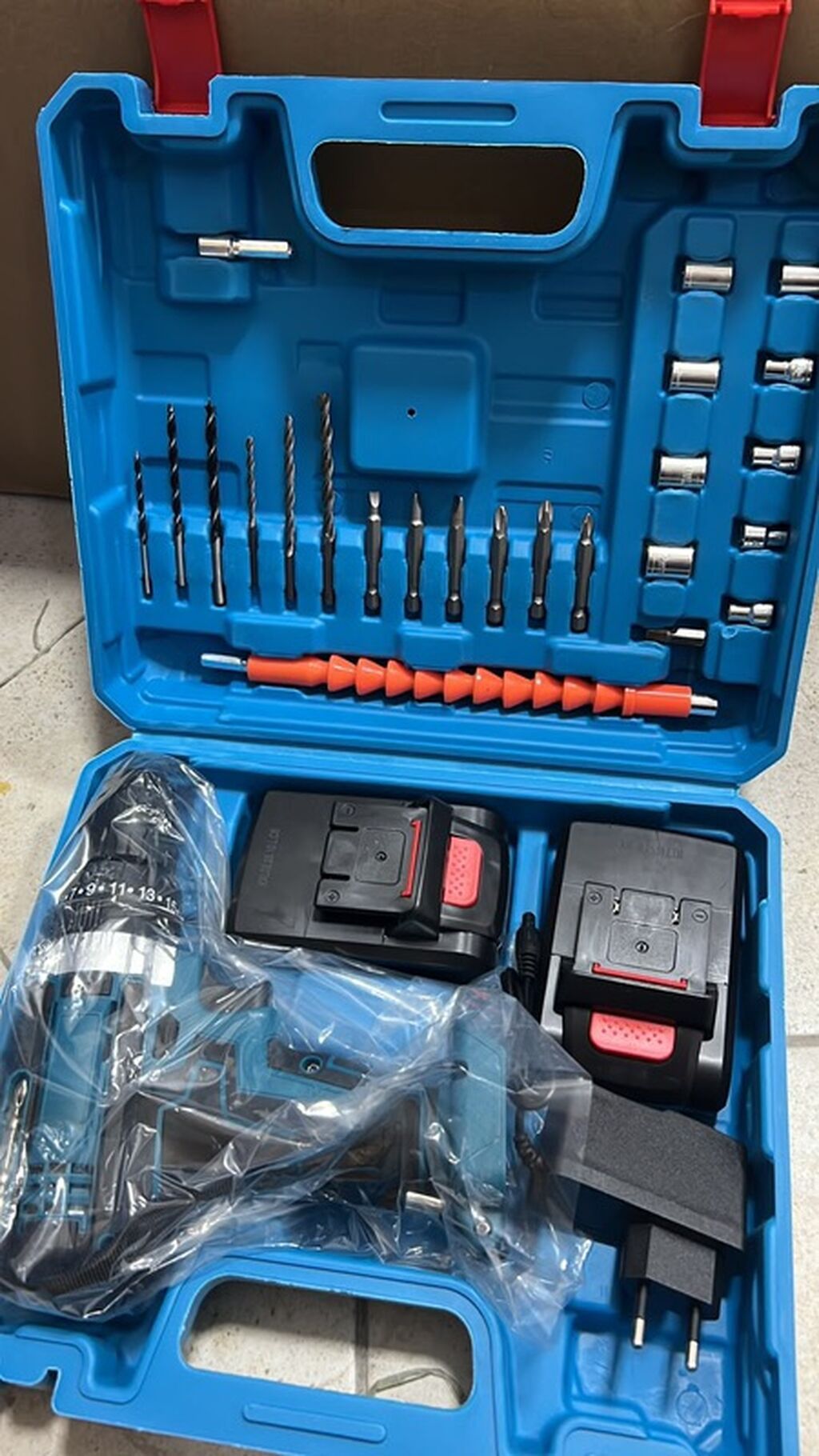 Аккумуляторный шуруповерт Makita в чемодане + набор головок и бит 1/4": фото 2