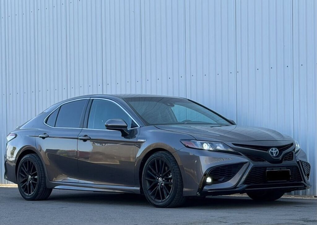 Toyota Camry: 2021 г., 2.5 л, Автомат, Гибрид: фото 2