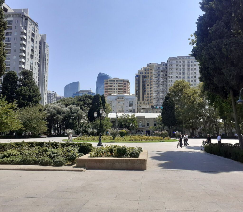 Şəhərin 28 may ərazisində,,,Səməd Vurğun parkı qarşısında 5mərtəbəli