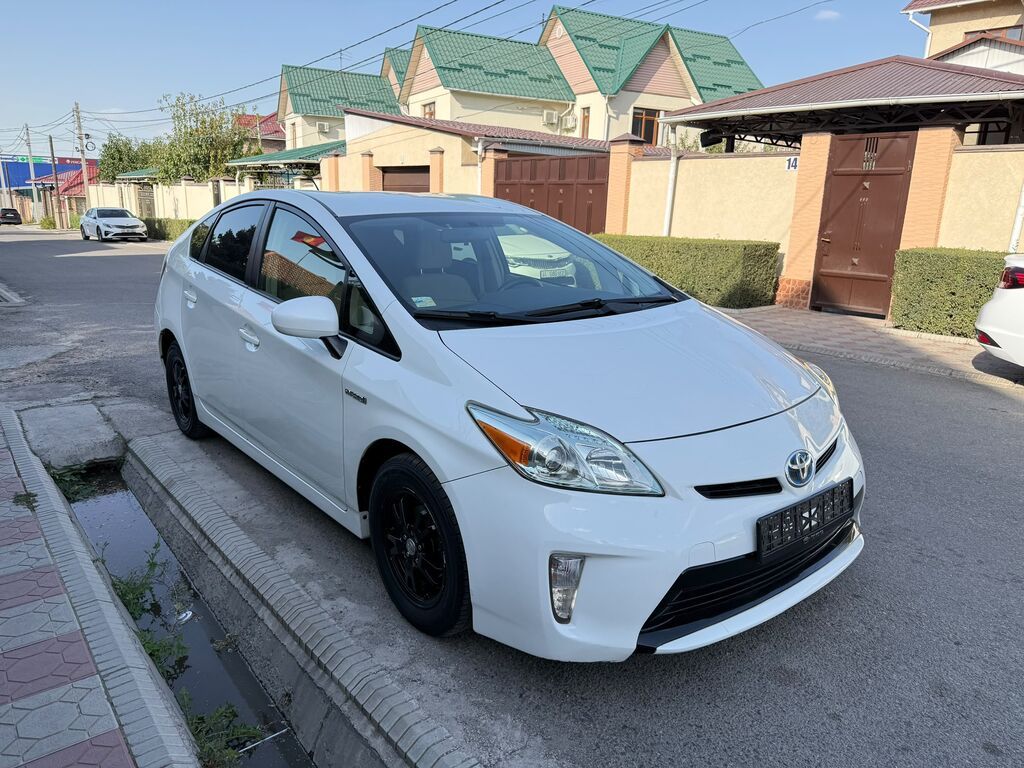 Toyota Prius: 2015 г., 1.8 л, Автомат, Гибрид, Лифтбек: фото 2