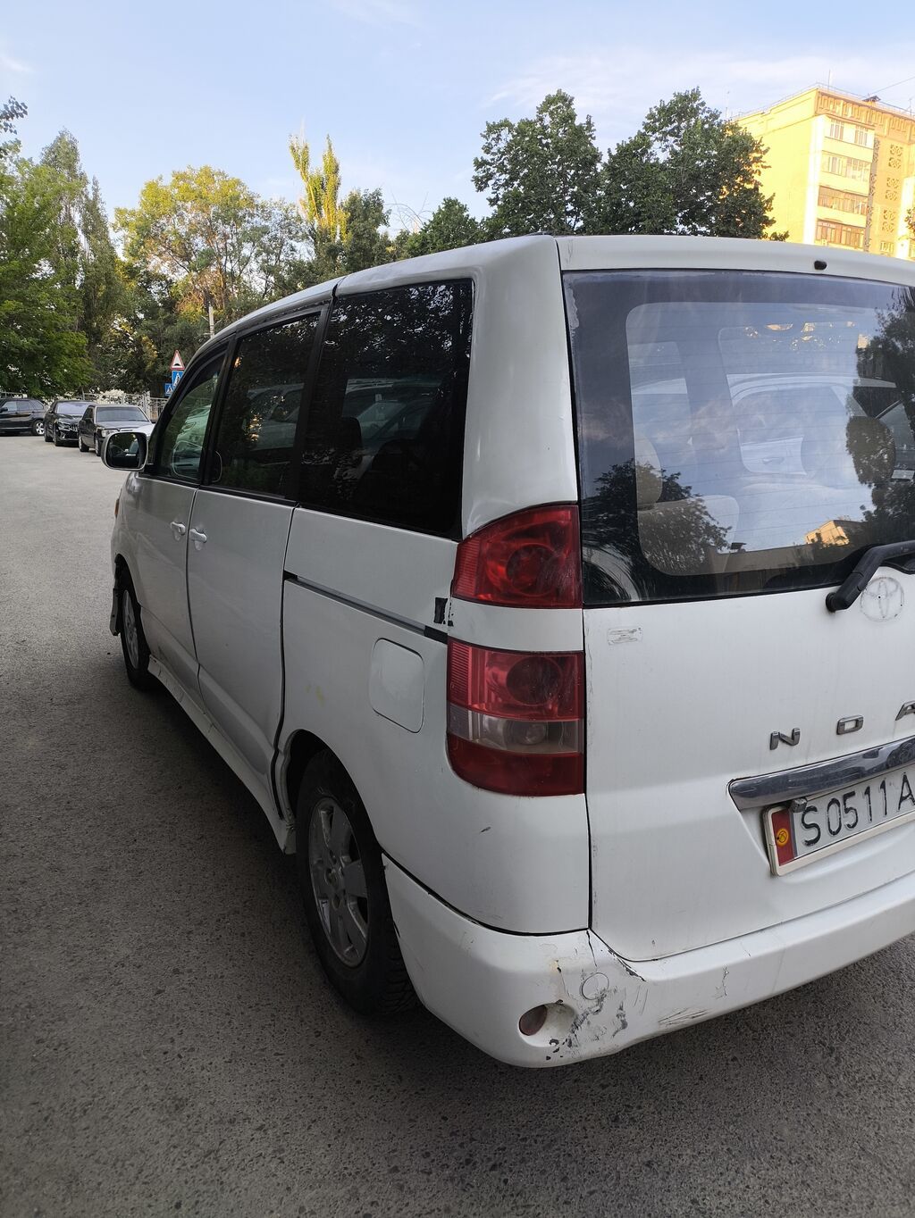 Toyota Noah: 2005 г., 2 л, Автомат, Бензин, Минивэн: фото 4