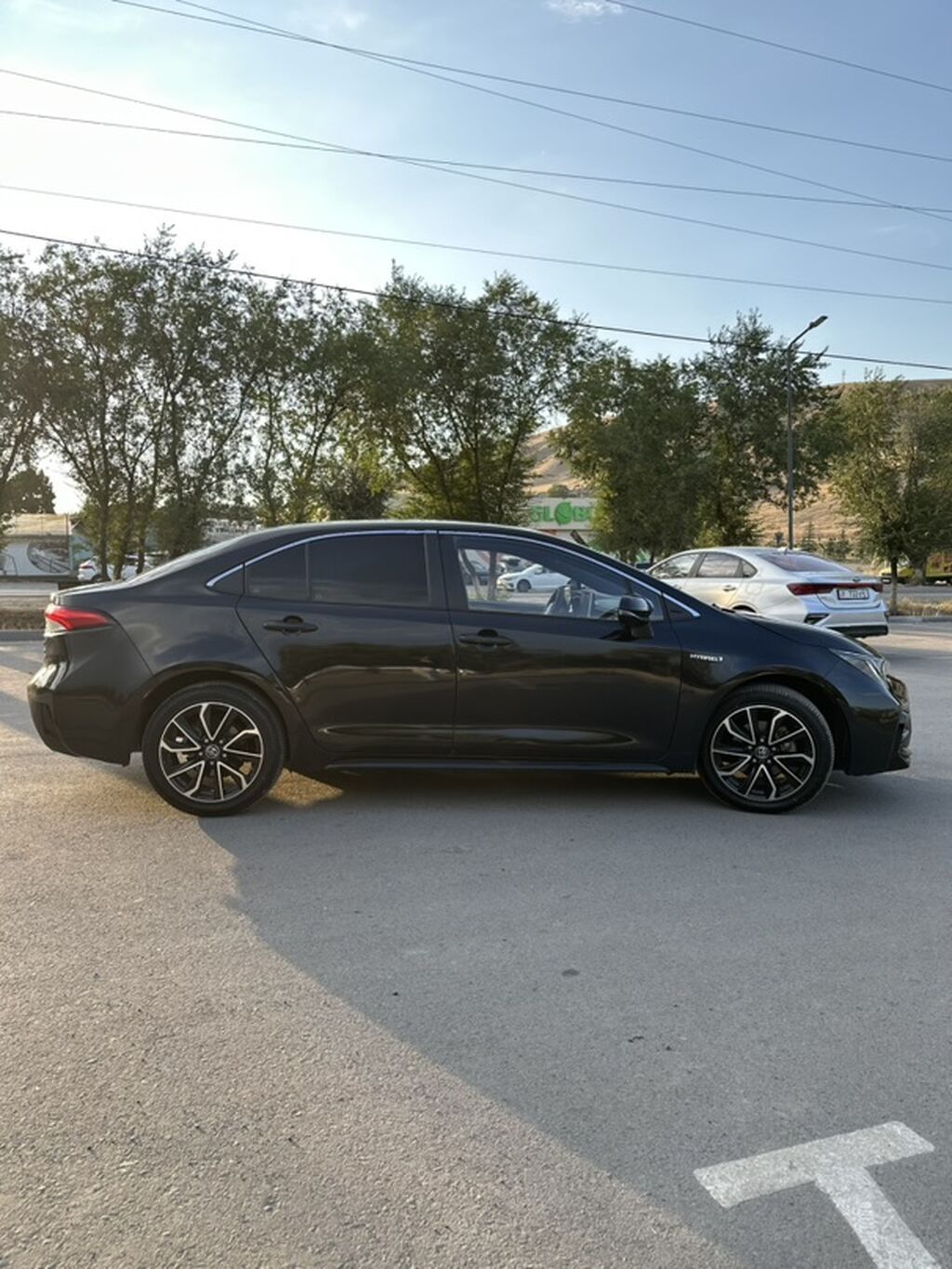 Toyota Corolla: 2021 г., 1.8 л, Автомат, Гибрид, Седан: фото 2