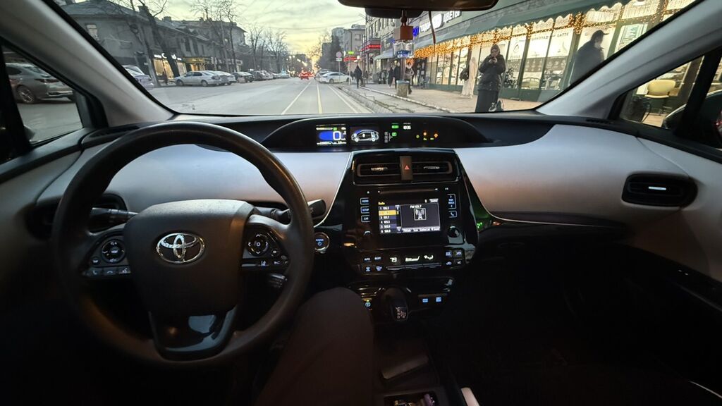 Toyota Prius: 2019 г., 1.8 л, Автомат, Гибрид, Хэтчбэк: фото 6