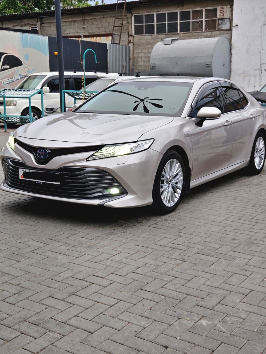 Toyota Camry: 2019 г., 2.5 л, Автомат, Гибрид, Седан: фото 2