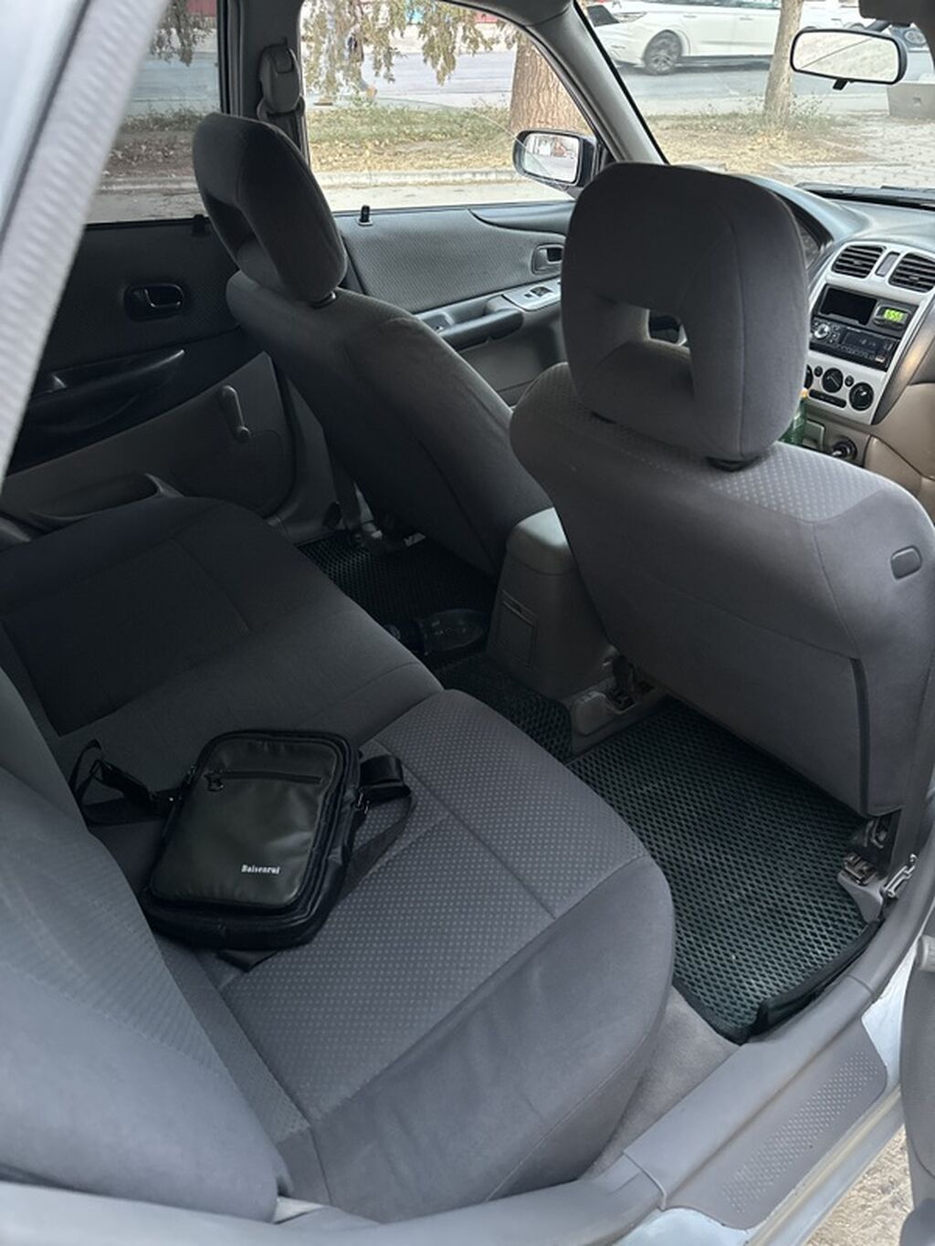 Mazda 323: 2002 г., 1.3 л, Механика, Бензин, Хэтчбэк: фото 6