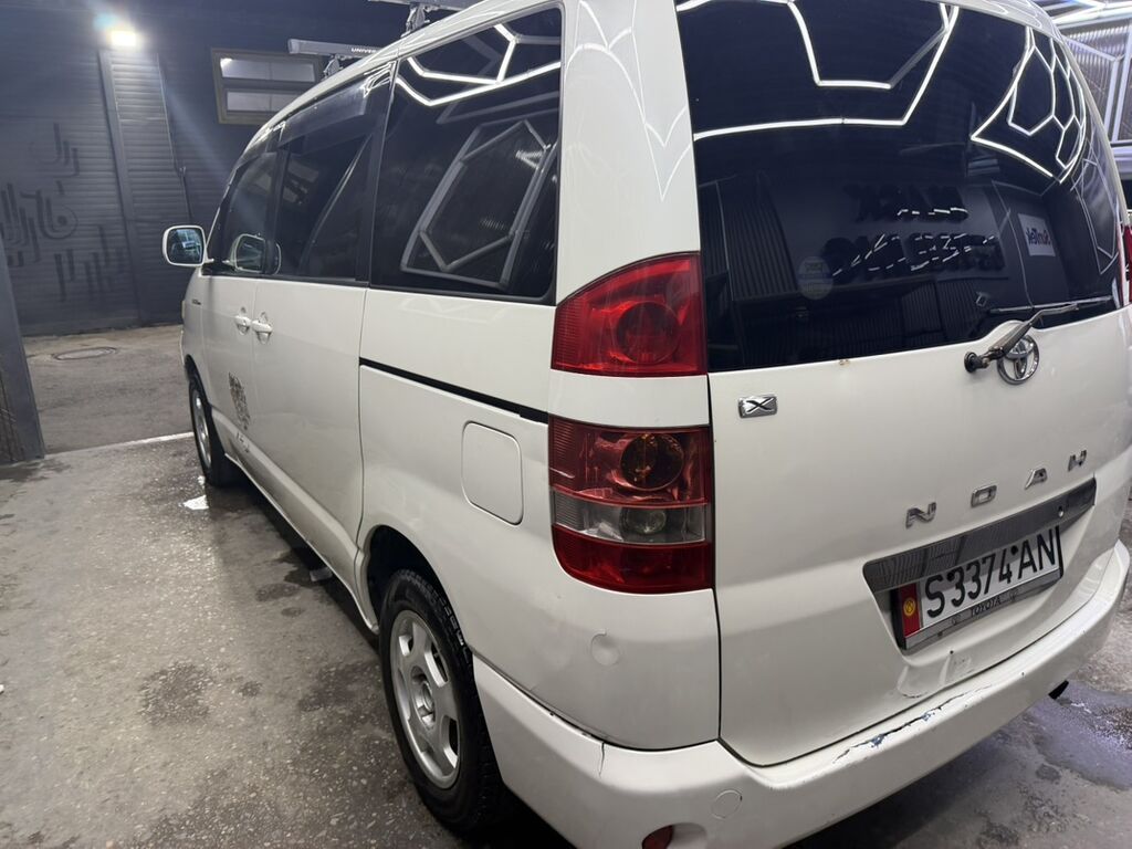 Toyota Noah: 2004 г., Автомат, Бензин, Минивэн: фото 3