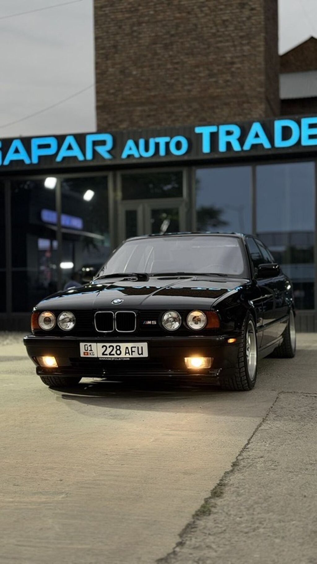BMW M5: 1991 г., Механика, Бензин, Седан — фото 2