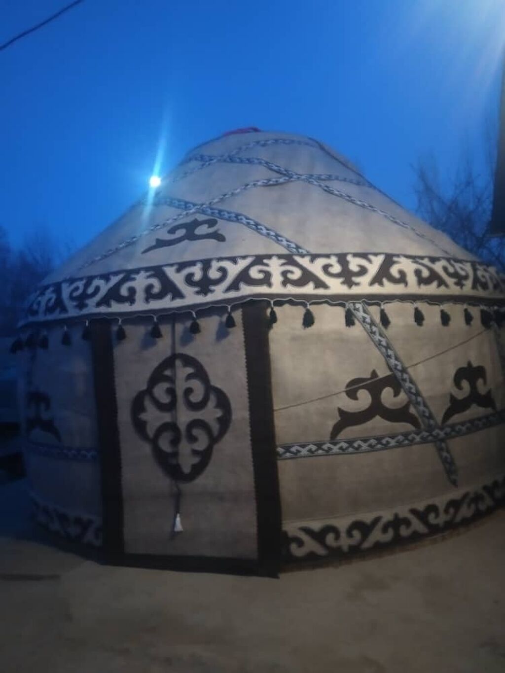 Боз үй. Боз-уй киргизское жилище. Юрта Бишкек. Боз уй. Кыргызская юрта внутри.
