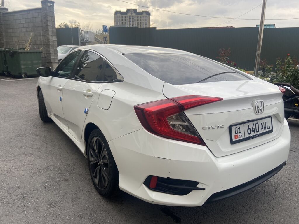 Honda Civic: 2018 г., 2 л, Автомат, Бензин, Седан: фото 2