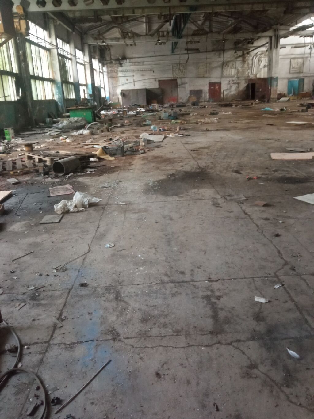 Сдаю помещения ангар-2000кв/м. Есть вода, свет, туалет. 300сом кв/м — фото 3