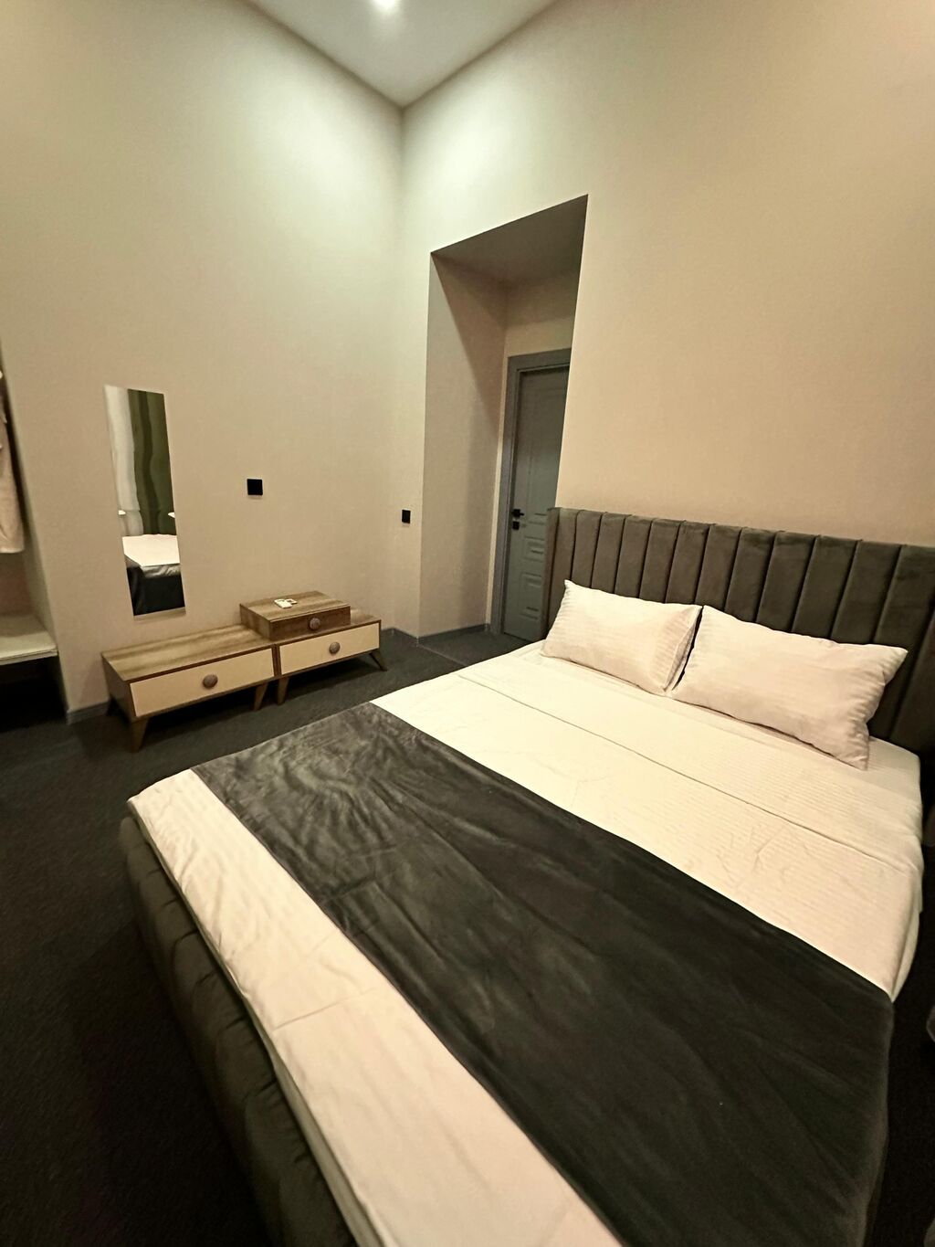 Otel rahat və müasir dizaynlı otaqlardan ibarətdir. Təmizliyə və