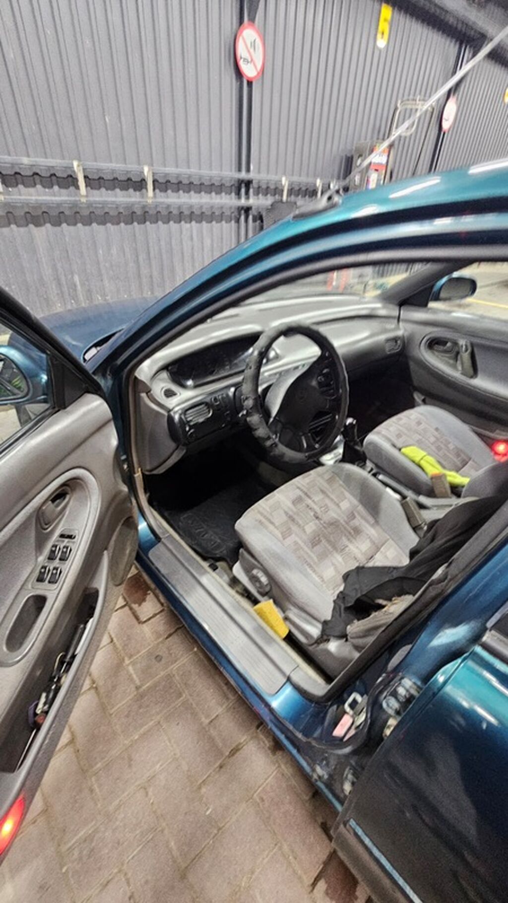 Mazda 626: 1993 г., 2 л, Механика, Бензин, Хэтчбэк: фото 8