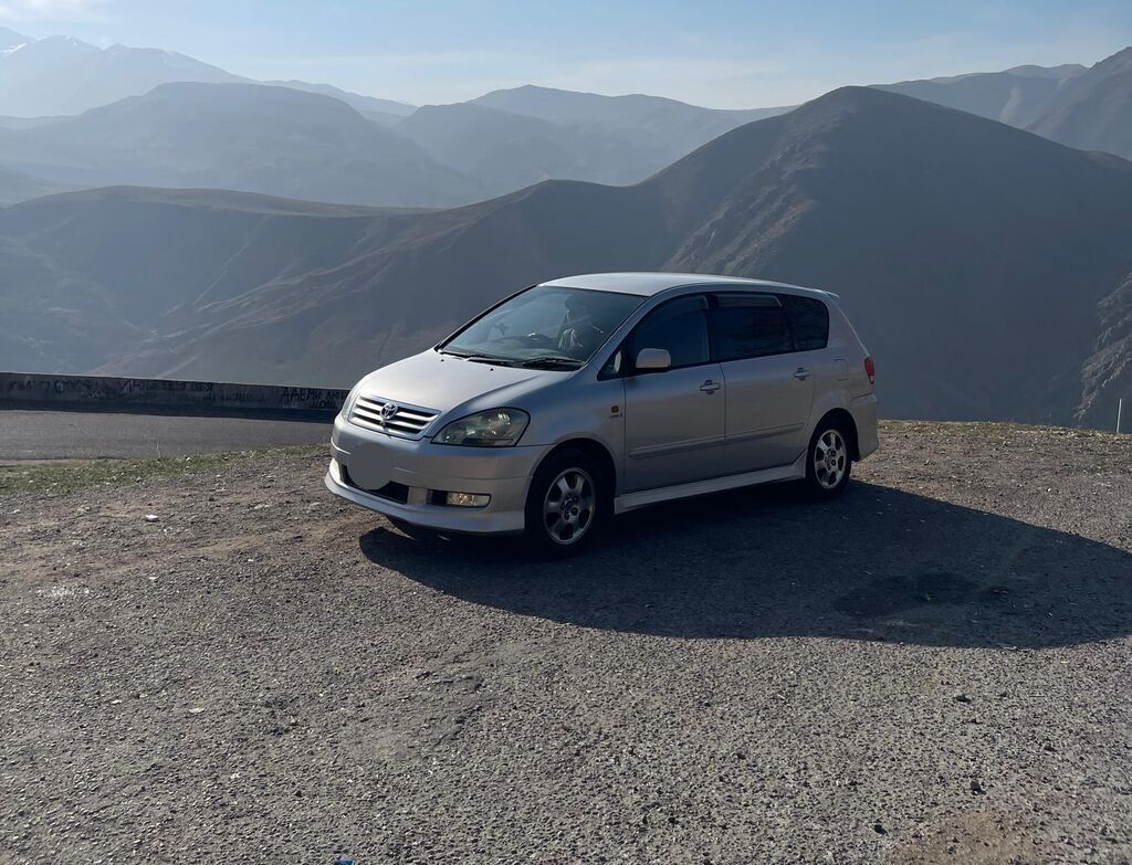 Toyota Ipsum: 2003 г., 2.4 л, Автомат, Газ, Минивэн: фото 1