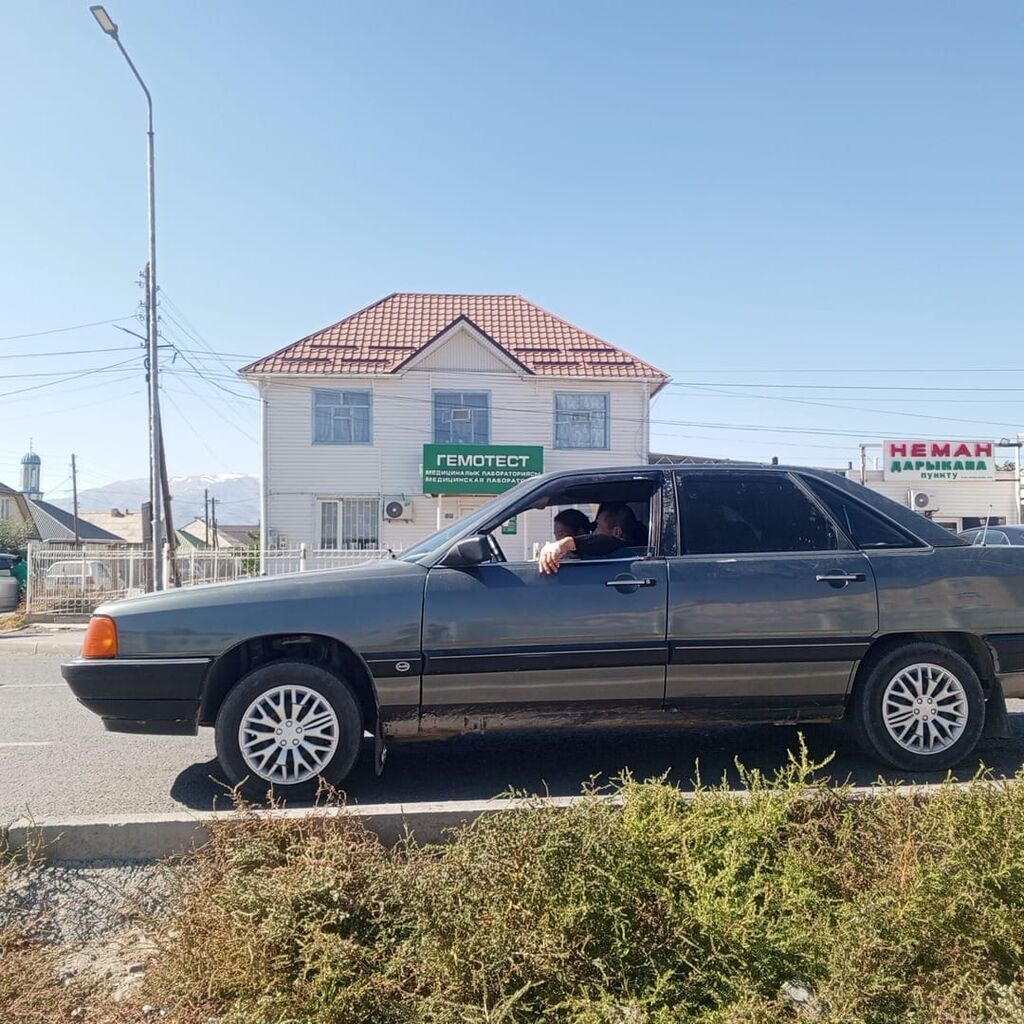 Audi 100: 1985 г., 1.8 л, Механика, Бензин, Седан: фото 2