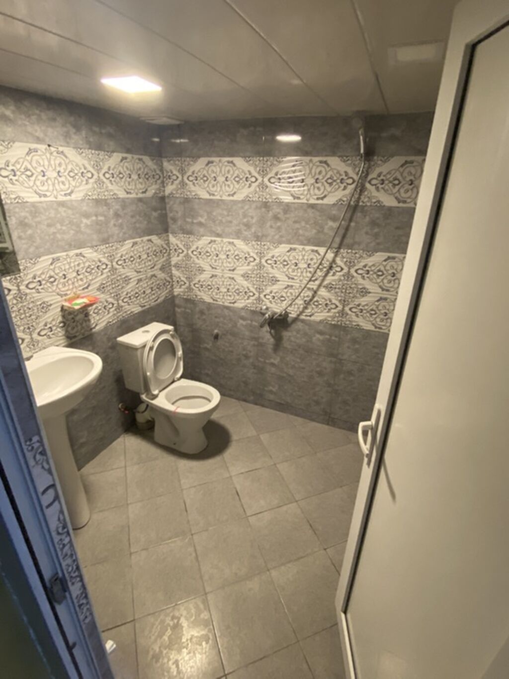 Kirayə verilir 1 otaq 1 hamam,tualet Kombi,daimi su,qaz işıq,internet