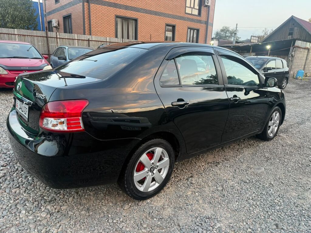 Toyota Belta: 2009 г., Автомат, Бензин, Седан: фото 3