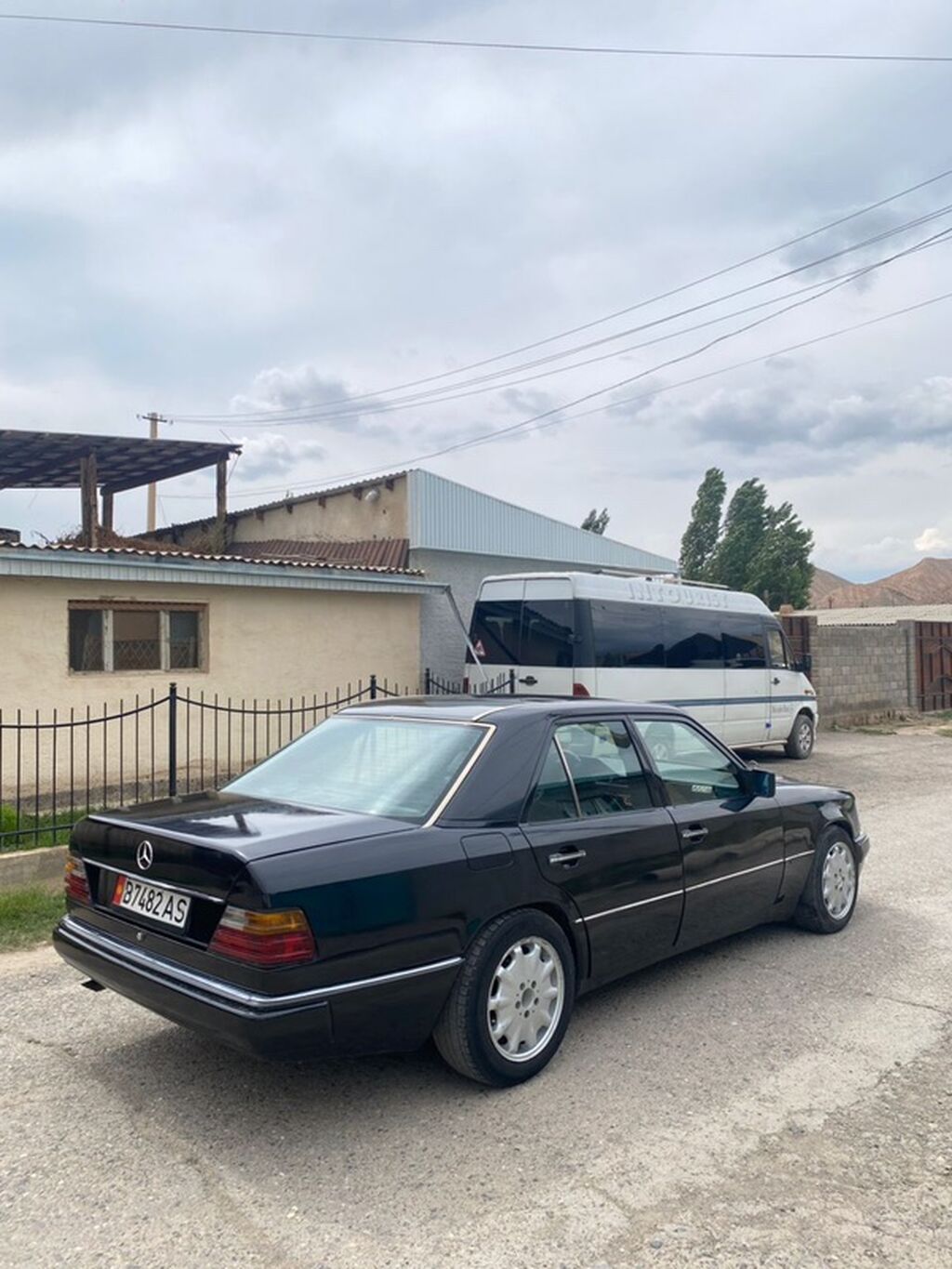 Mercedes-Benz W124: 1993 г., 2 л, Механика, Бензин, Седан: фото 2