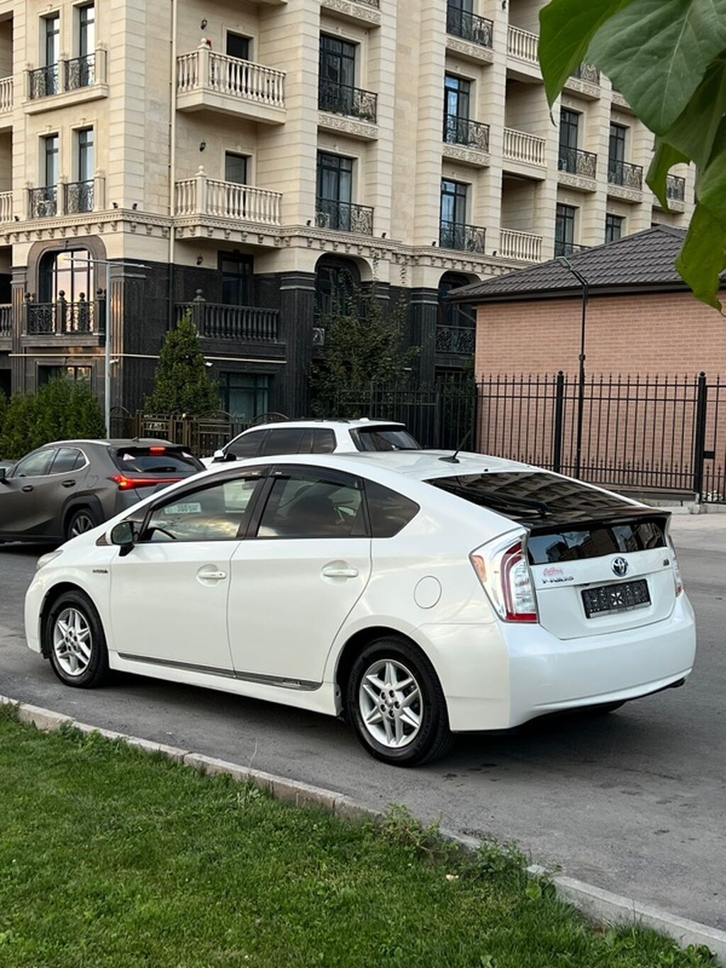 Toyota Prius: 2015 г., 1.8 л, Автомат, Гибрид, Хэтчбэк: фото 4