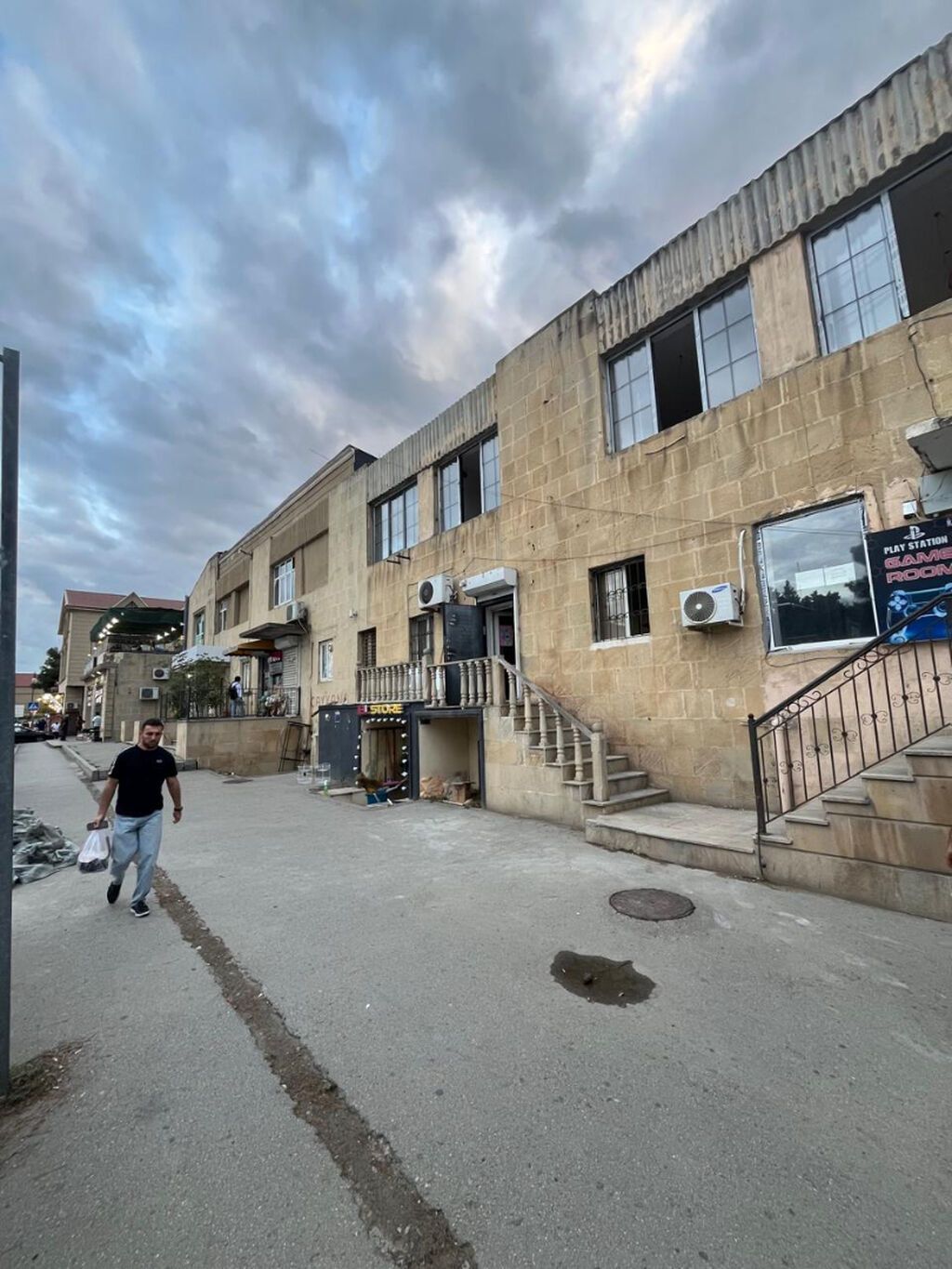 6- mikrorayon, Nəsimi metrosu 246 saylı liseylə üznəüz birinci