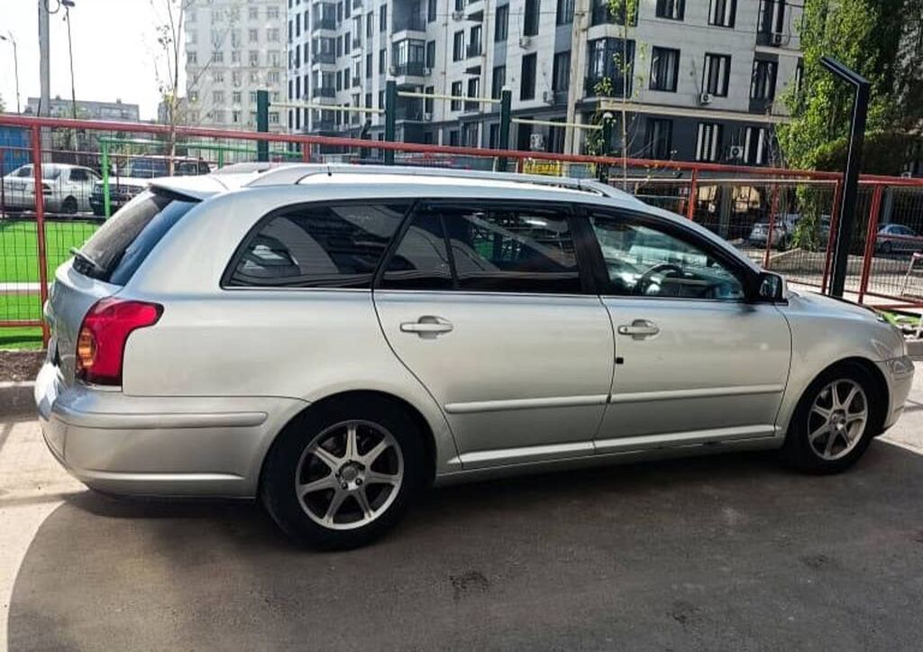 Toyota Avensis: 2004 г., 2 л, Автомат, Бензин, Универсал: фото 2