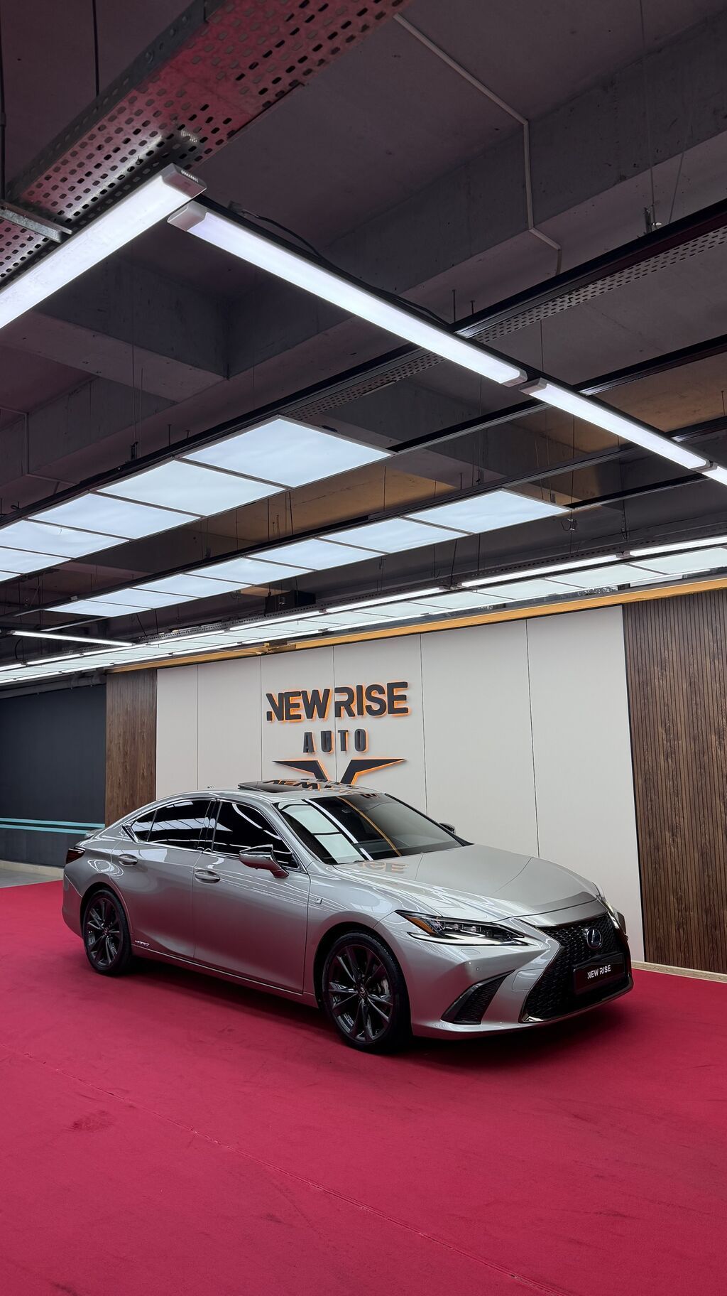 Lexus ES: 2022 г., 2.5 л, Вариатор, Гибрид, Седан: фото 1