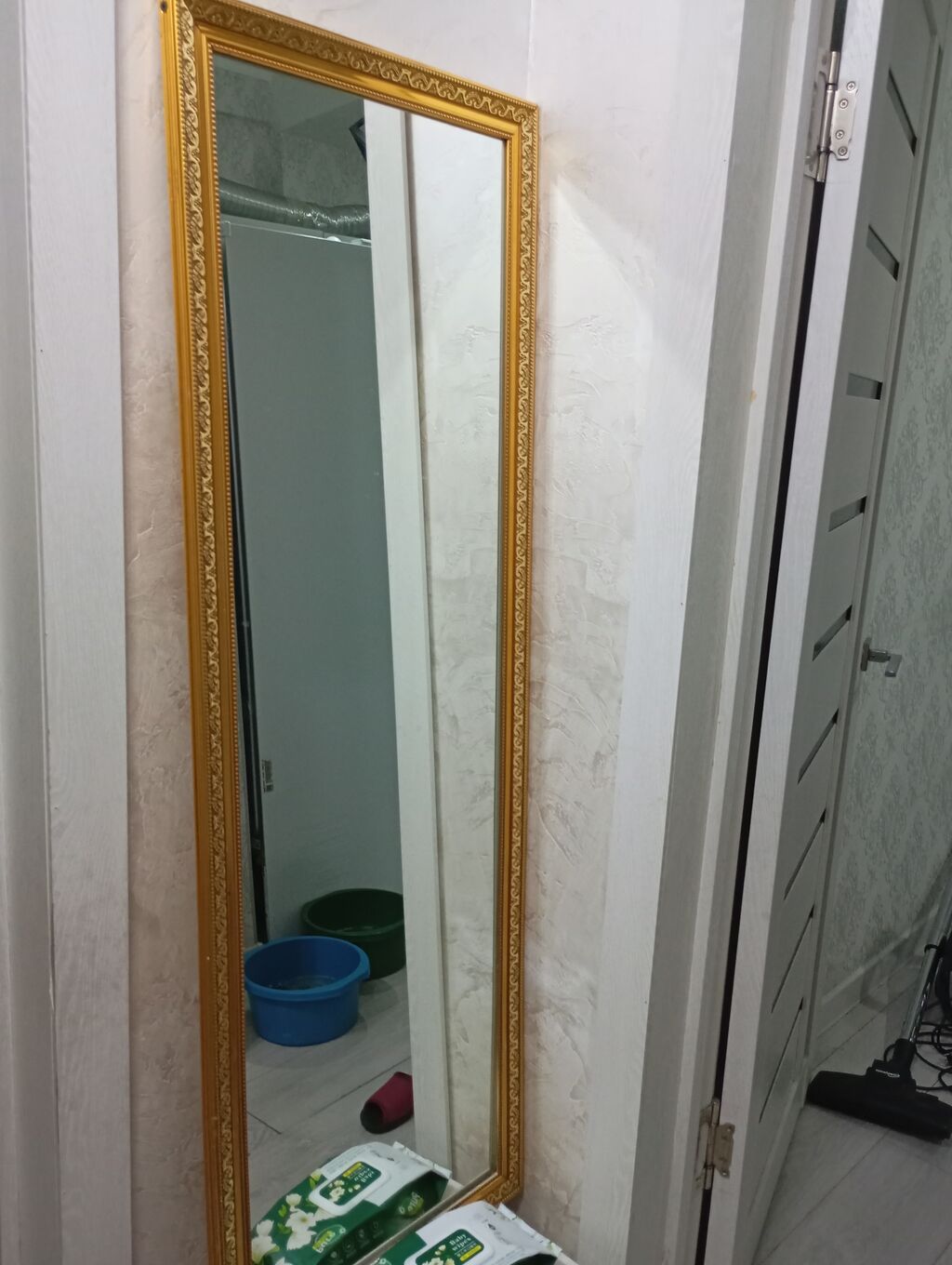 Напольное/настенное зеркало в узкой золотистой раме. - Формат
