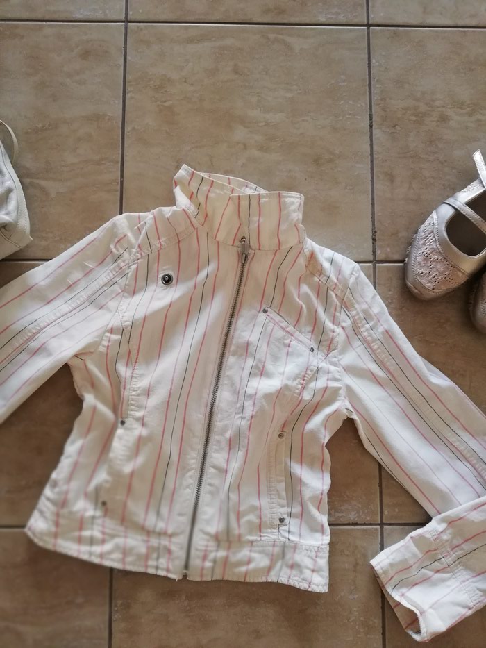 Ženske jakne: Jakna h&m
Vel. S. Super je. Saljem post expresom na lalafo.rs Jakna h&m
Vel. S. Super je. Saljem post expresom - Jagodina