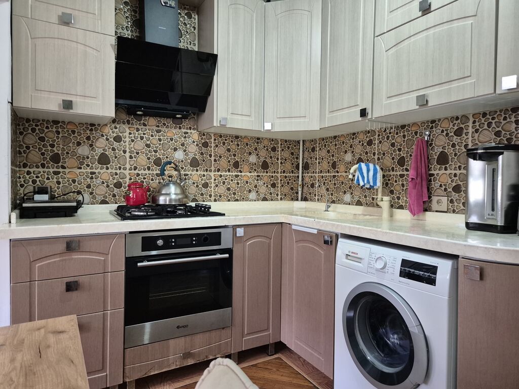Bakı, 3 otaqlı, Köhnə tikili, m. Xalqlar Dostluğu, 85 kv. m