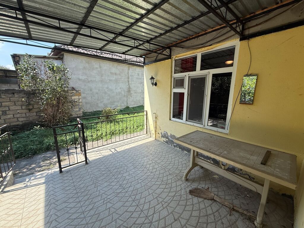 Həyət evi geniş örtülü eyvanı və səliqəli planlanması ilə təqdim