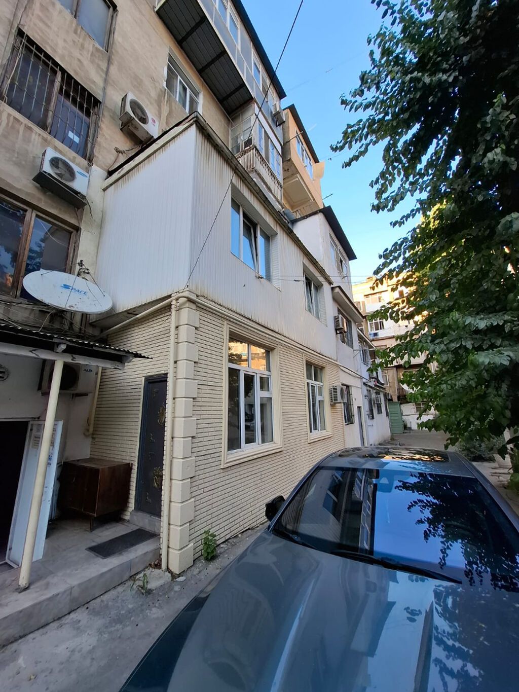 Merkezde. Elmler metrosunun duz cixisinda,Huseyn Cavid praspektinde