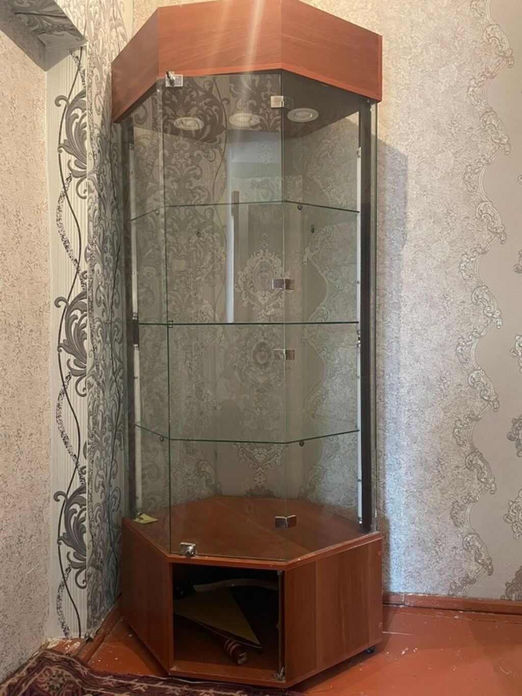 Угловая стеклянная витрина с подсветкой. - Конструкция: шестигранная: фото 1