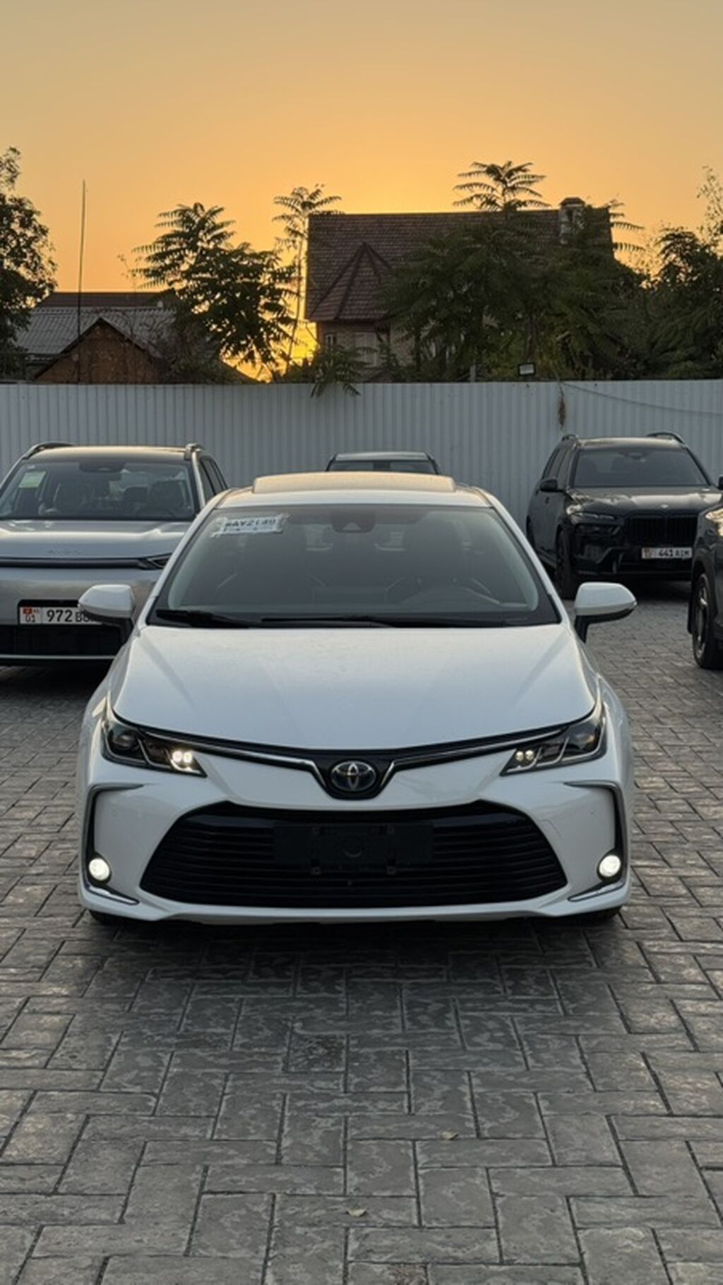 Toyota Corolla: 2020 г., 1.8 л, Автомат, Гибрид, Седан: фото 1