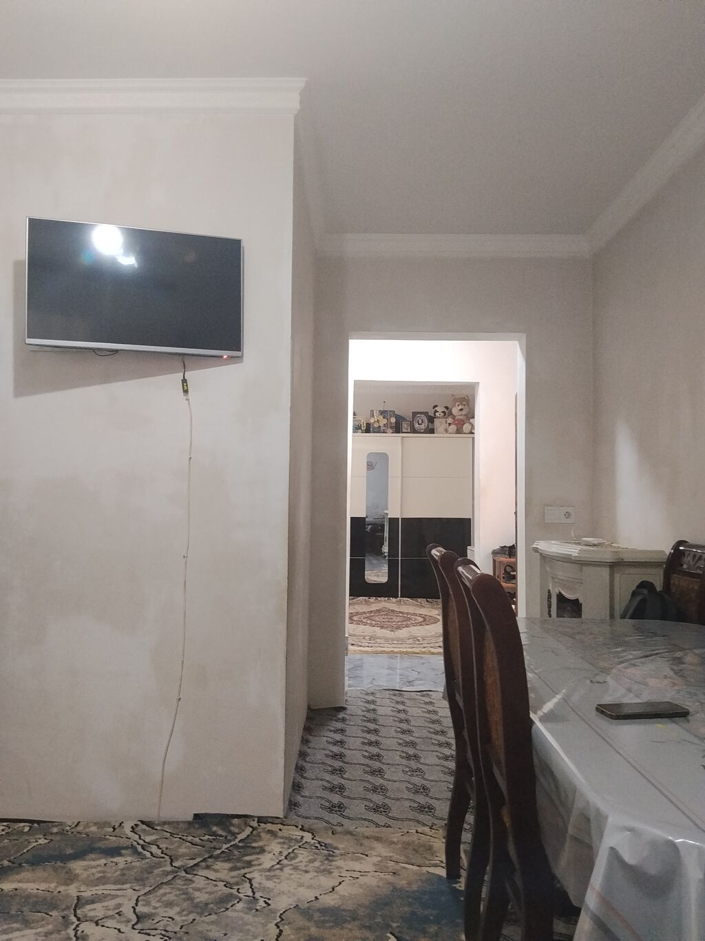 Ev 4 sotda yerləşir, kolidor tipli,1 zal3 yataq otağı, mətbəx, hamam