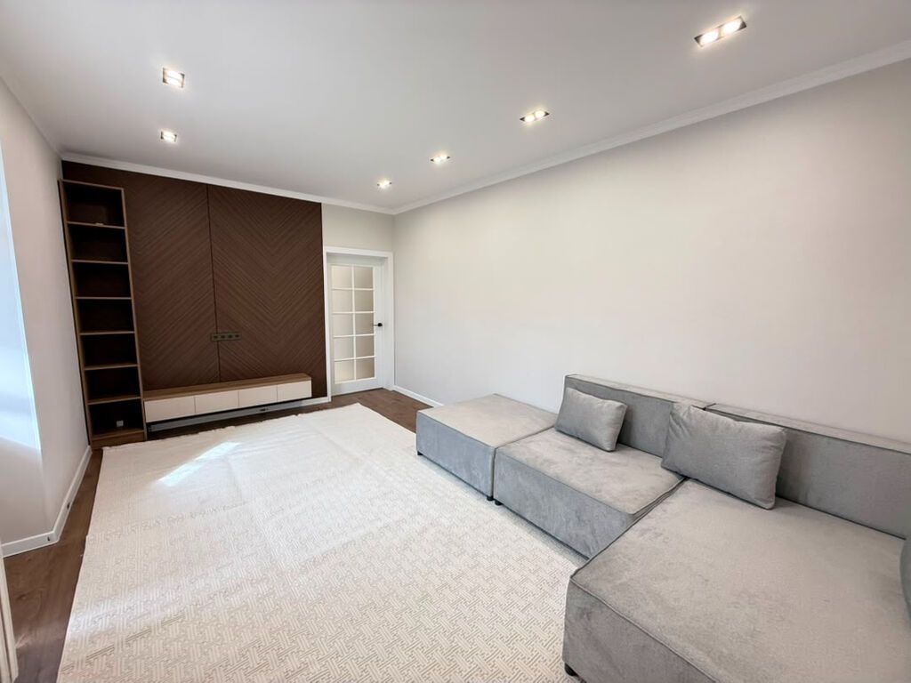 2 комнаты, 63 м², 7 мкр Элитка, 4 этаж, Евроремонт: фото 1