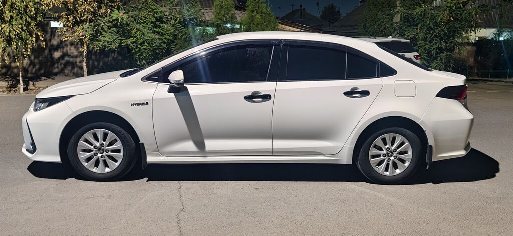 Toyota Corolla: 2021 г., 1.8 л, Вариатор, Гибрид, Седан: фото 4